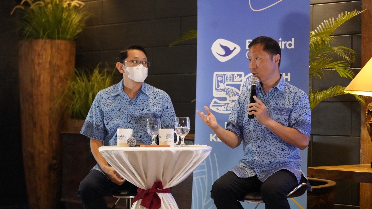 Dirut PT Blue Bird Tbk Sigit Djokosoetono (kanan) bersama Wadirut  Andrianto Djokosoetono memaparkan transformasi perjalanan Blue Bird selama 50 tahun di Jakarta. DOK BLUE BIRD